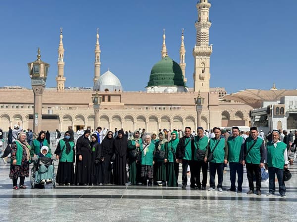 Hikmat Travel ziyoratchilari Madinada Masjid an-Nabaviy oldida