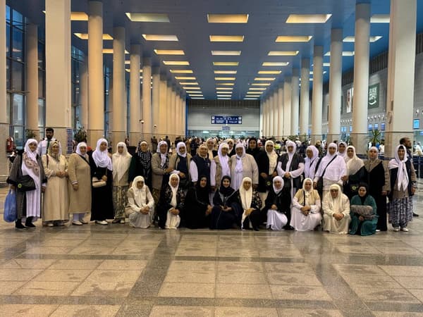 Ayollar guruhi aeroportda — Hikmat Travel Umra