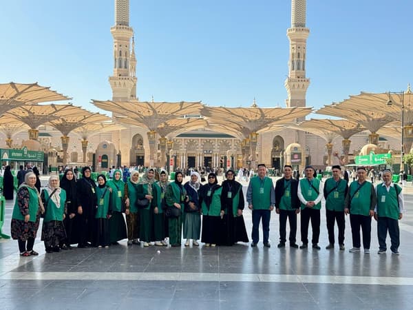 Umra guruhi Masjid an-Nabaviy soyabonlari ostida