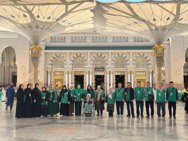 Hikmat Travel guruhi Masjid an-Nabaviy darvozasi oldida