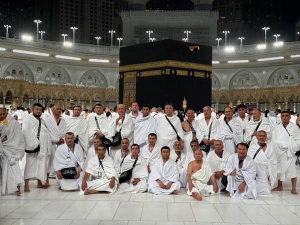 Umra guruhi Kaaba oldida — erkaklar, Hikmat Travel