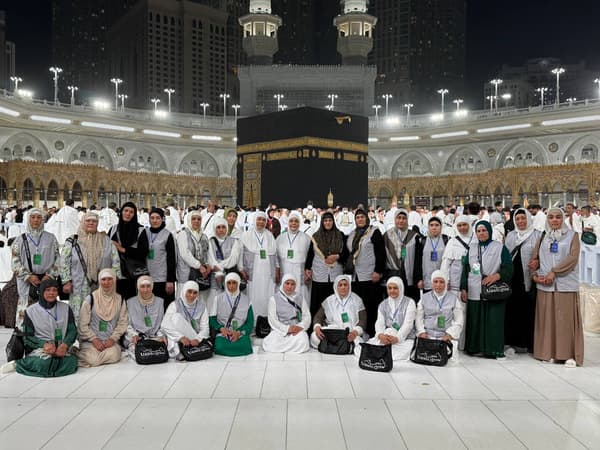 Umra guruhi Kaaba oldida — ayollar, Hikmat Travel