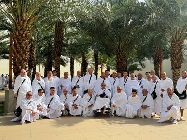 Ehromdagi ziyoratchilar Madina xurmo bog'ida