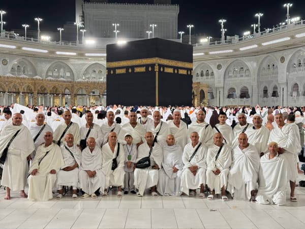 Hikmat Travel erkaklar guruhi Masjid al-Haramda