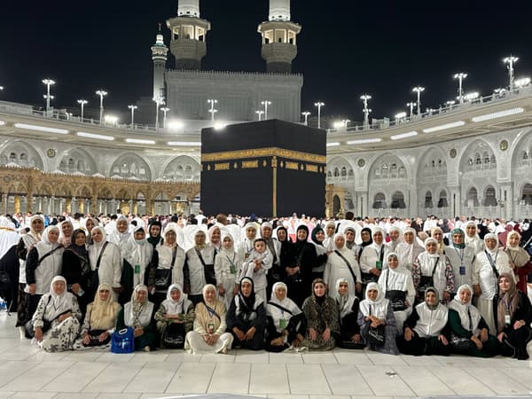 Hikmat Travel ayollar guruhi Masjid al-Haramda tungi ko'rinish