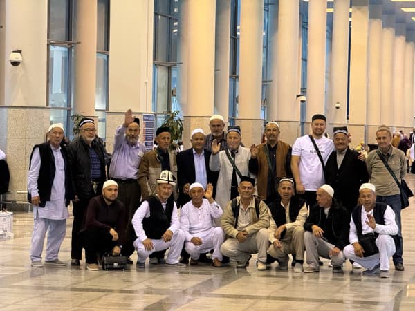 Ziyoratchilar Jidda aeroportida — Umra safari